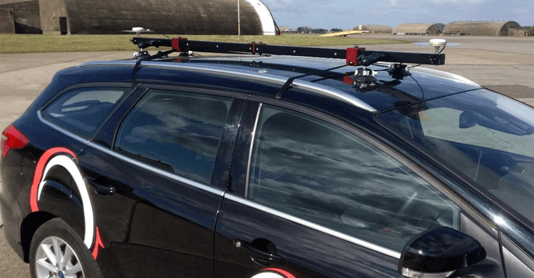 Dual antenna roof mount on a car roof 